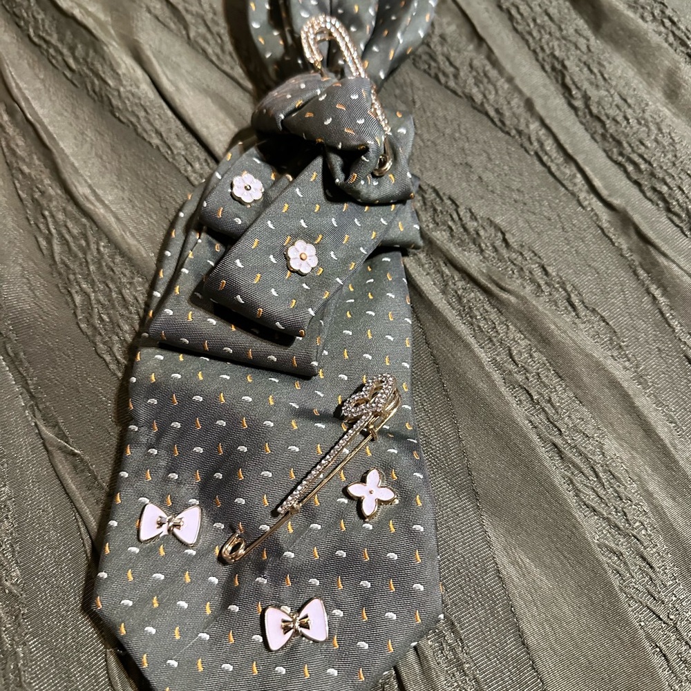 Elegant Gray Patterned Tie